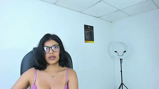 Snapshot of Salmaportman69 chatting on 10/17/25, 03:32 Salmaportman69 online show from 10/17/25, 03:32