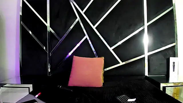 Snapshot of Salmaportman69 chatting on 10/07/25, 04:24 Salmaportman69 online show from 10/07/25, 04:24