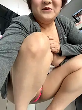 Snapshot of Hey-Cute chatting on 12/14/25, 02:29 Hey-Cute online show from 12/14/25, 02:29