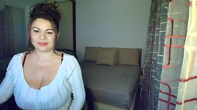 Snapshot of VixenVibesX chatting on 10/26/25, 08:42 VixenVibesX online show from 10/26/25, 08:42