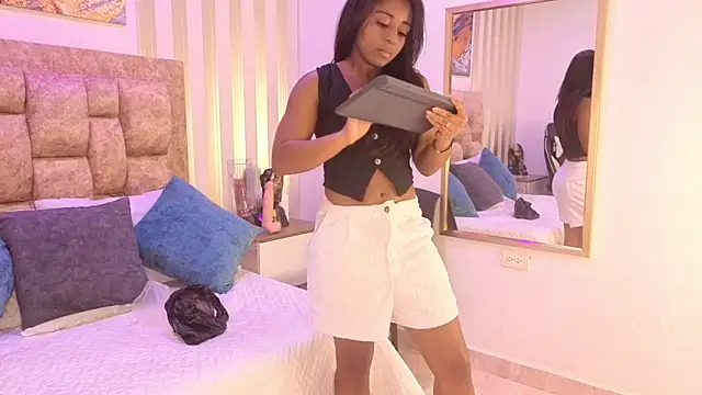 Snapshot of avis_lara chatting on 12/15/25, 08:03 avis lara online show from 12/15/25, 08:03