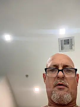 Snapshot of carlospingalinda chatting on 11/19/25, 02:22 carlospingalinda online show from 11/19/25, 02:22