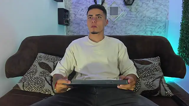 Thomass conor online show from 11/18/25, 06:00