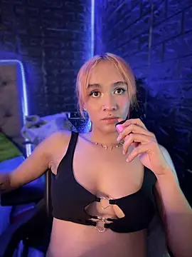 Snapshot of Isabellaa_Hot chatting on 02/01/25, 06:10 Isabellaa Hot online show from 02/01/25, 06:10