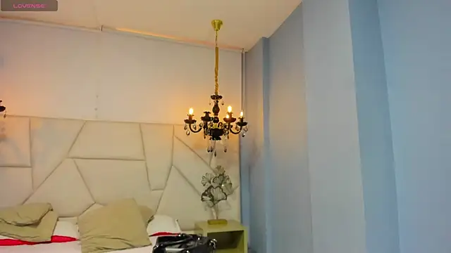 Aitana Hilton  online show from 11/24/25, 11:43