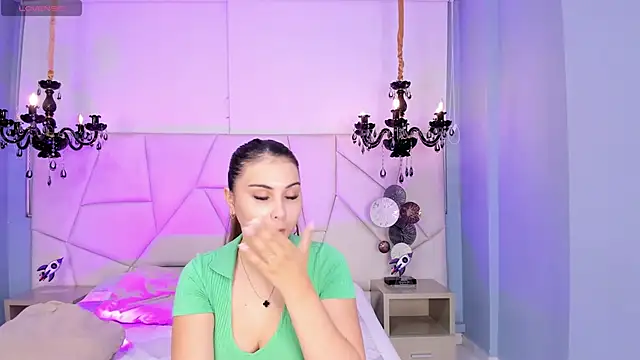 Aitana Hilton  online show from 09/24/25, 11:50