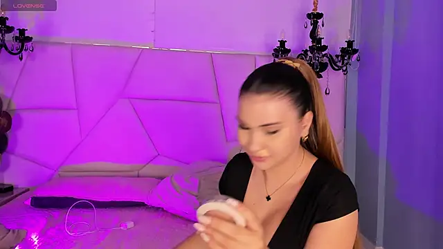 Aitana Hilton  online show from 10/11/25, 11:55