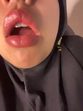 Snapshot of zahra_Jalid chatting on 04/21/26, 01:42 zahra Jalid online show from 04/21/26, 01:42