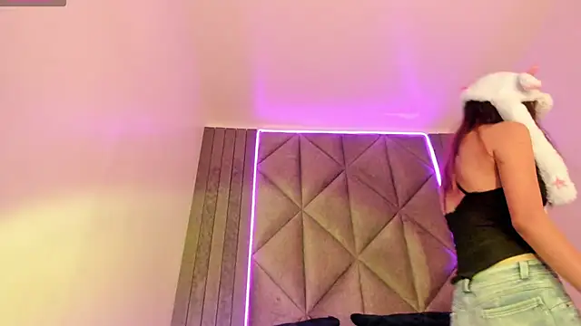 Snapshot of SabrinaSpell_ chatting on 03/18/25, 06:06 SabrinaSpell online show from 03/18/25, 06:06