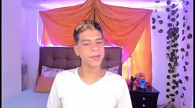Snapshot of Ethan_Boyy chatting on 03/06/25, 05:43 Ethan Boyy online show from 03/06/25, 05:43