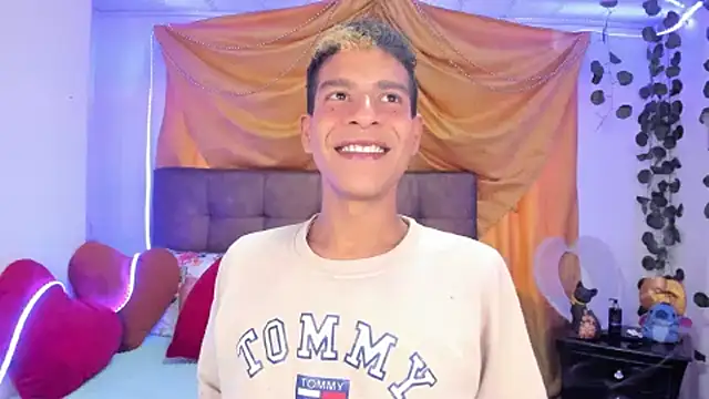 Snapshot of Ethan_Boyy chatting on 03/19/25, 08:43 Ethan Boyy online show from 03/19/25, 08:43