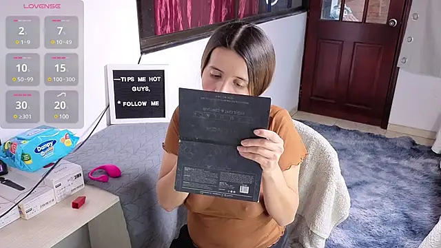 Snapshot of SexLaura_ chatting on 03/19/25, 10:31 SexLaura online show from 03/19/25, 10:31