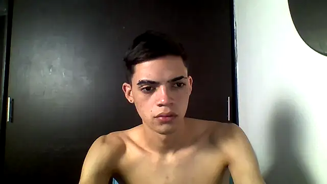 Snapshot of Latinos_2001 chatting on 07/01/26, 12:55 Latinos 2001 online show from 07/01/26, 12:55