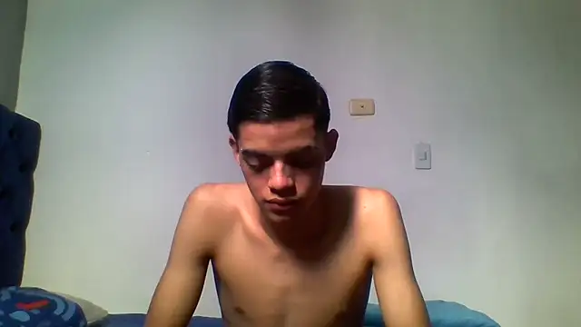 Snapshot of Latinos_2001 chatting on 06/06/26, 02:55 Latinos 2001 online show from 06/06/26, 02:55