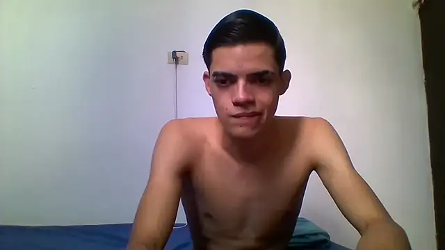Snapshot of Latinos_2001 chatting on 06/11/26, 02:25 Latinos 2001 online show from 06/11/26, 02:25