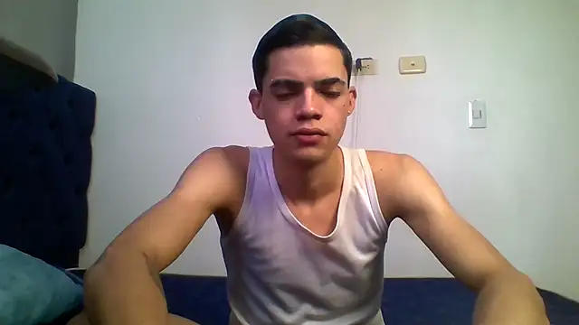 Snapshot of Latinos_2001 chatting on 07/06/26, 02:13 Latinos 2001 online show from 07/06/26, 02:13