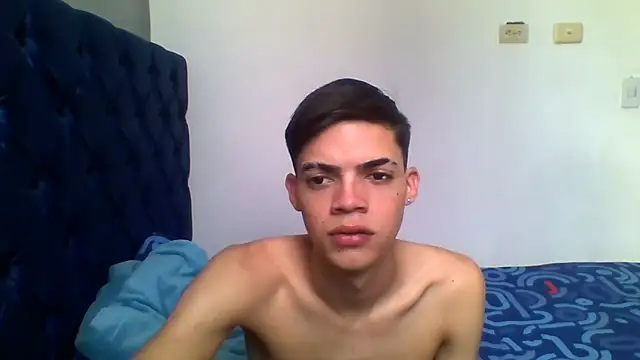 Latinos 2001 online show from 05/06/26, 01:48