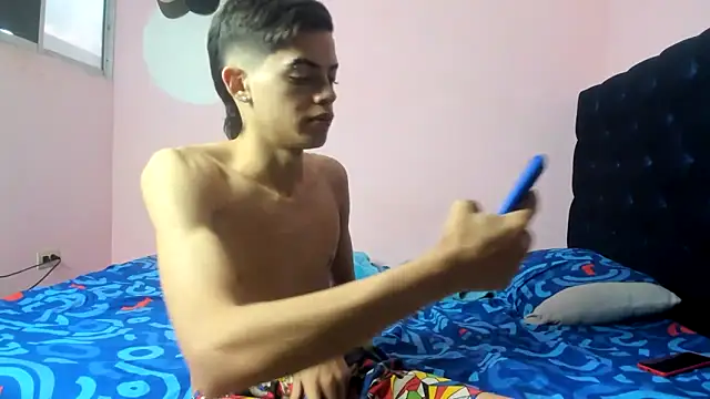 Latinos 2001 online show from 03/12/26, 12:31