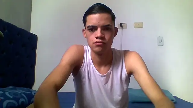 Snapshot of Latinos_2001 chatting on 06/17/26, 01:32 Latinos 2001 online show from 06/17/26, 01:32