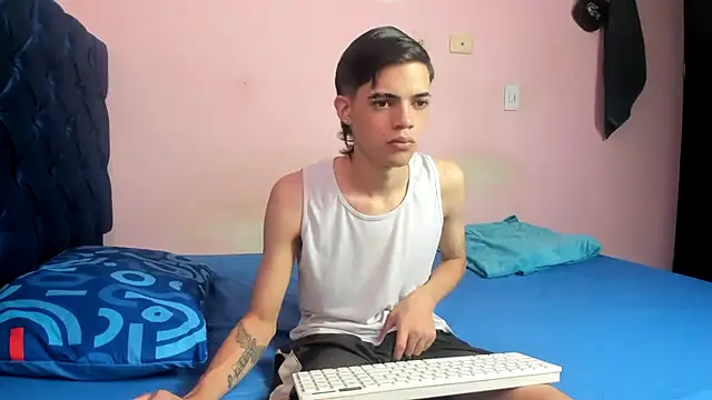 Latinos 2001 online show from 03/15/26, 04:36