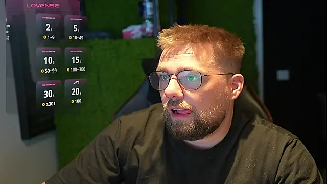 Snapshot of justinitt chatting on 09/24/25, 03:29 justinitt online show from 09/24/25, 03:29