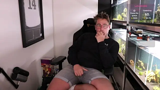 Snapshot of justinitt chatting on 03/10/25, 10:02 justinitt online show from 03/10/25, 10:02