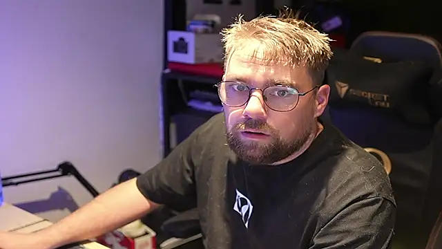 Snapshot of justinitt chatting on 09/10/25, 03:27 justinitt online show from 09/10/25, 03:27