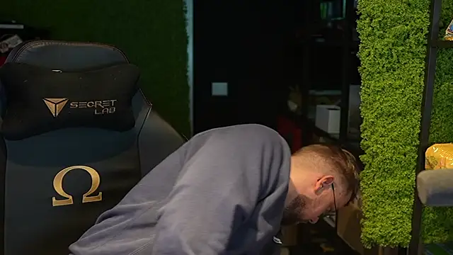 Snapshot of justinitt chatting on 09/13/25, 02:28 justinitt online show from 09/13/25, 02:28