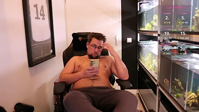 Snapshot of justinitt chatting on 03/09/25, 10:30 justinitt online show from 03/09/25, 10:30