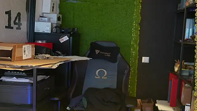 Snapshot of justinitt chatting on 09/14/25, 11:21 justinitt online show from 09/14/25, 11:21