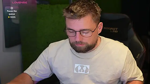 Snapshot of justinitt chatting on 09/21/25, 07:41 justinitt online show from 09/21/25, 07:41