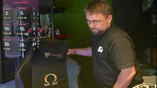 Snapshot of justinitt chatting on 10/09/25, 08:15 justinitt online show from 10/09/25, 08:15