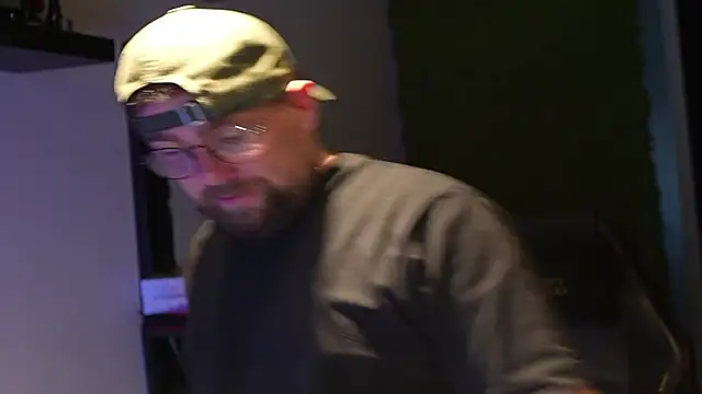 Snapshot of justinitt chatting on 09/10/25, 05:12 justinitt online show from 09/10/25, 05:12