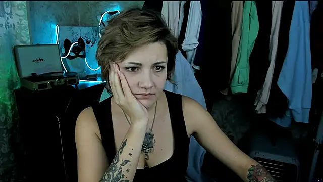 Snapshot of EvaBrownie chatting on 09/18/25, 05:27 EvaBrownie online show from 09/18/25, 05:27
