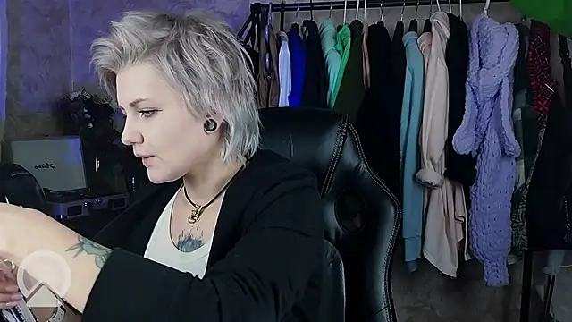 Snapshot of EvaBrownie chatting on 01/28/25, 03:35 EvaBrownie online show from 01/28/25, 03:35
