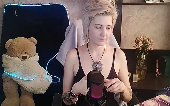 Snapshot of EvaBrownie chatting on 03/18/25, 08:06 EvaBrownie online show from 03/18/25, 08:06