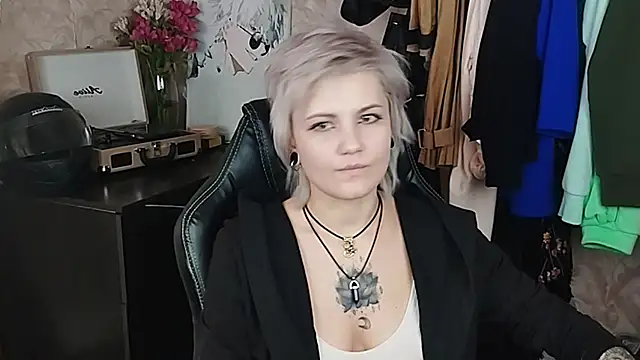 Snapshot of EvaBrownie chatting on 02/19/25, 01:39 EvaBrownie online show from 02/19/25, 01:39