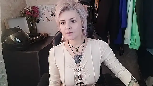 Snapshot of EvaBrownie chatting on 02/21/25, 09:24 EvaBrownie online show from 02/21/25, 09:24