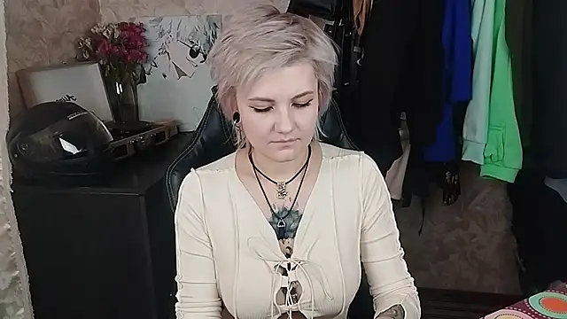 Snapshot of EvaBrownie chatting on 02/21/25, 12:27 EvaBrownie online show from 02/21/25, 12:27