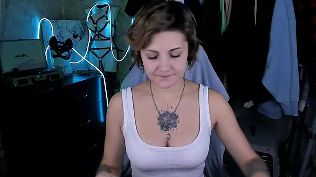 Snapshot of EvaBrownie chatting on 10/21/25, 02:49 EvaBrownie online show from 10/21/25, 02:49