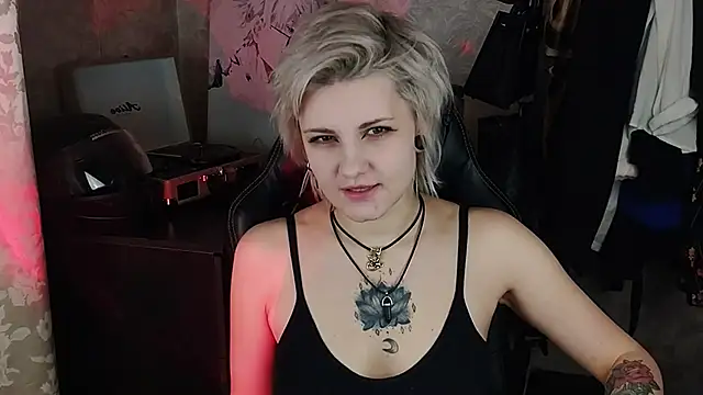 Snapshot of EvaBrownie chatting on 03/05/25, 12:11 EvaBrownie online show from 03/05/25, 12:11