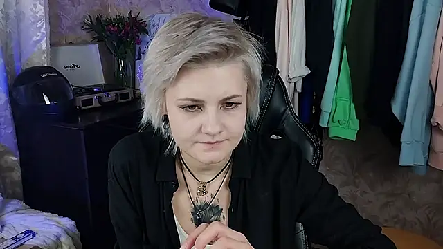 Snapshot of EvaBrownie chatting on 02/05/25, 01:00 EvaBrownie online show from 02/05/25, 01:00