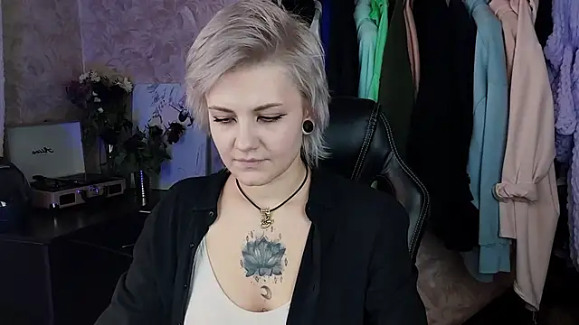 Snapshot of EvaBrownie chatting on 01/31/25, 09:27 EvaBrownie online show from 01/31/25, 09:27