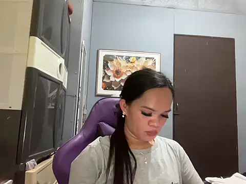 SophiaCourthaway online show from 11/06/25, 10:47