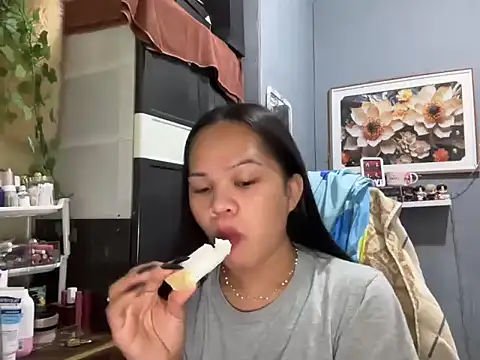 SophiaCourthaway online show from 12/17/25, 09:47