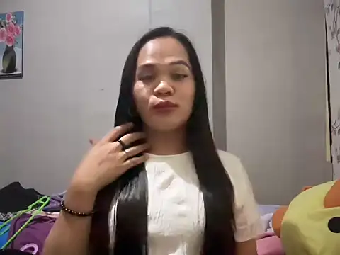 SophiaCourthaway online show from 05/18/26, 10:47