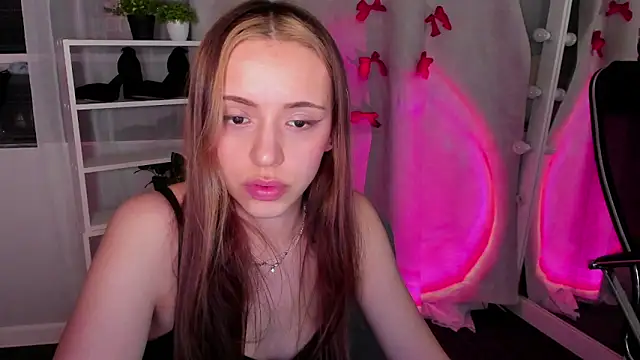 Snapshot of Sahara_Shields chatting on 02/25/25, 04:35 Sahara Shields online show from 02/25/25, 04:35