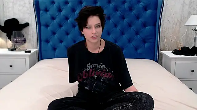 Snapshot of via_mayer_ chatting on 10/21/25, 08:47 via mayer online show from 10/21/25, 08:47