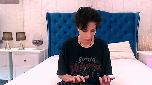 Snapshot of via_mayer_ chatting on 09/18/25, 07:06 via mayer online show from 09/18/25, 07:06