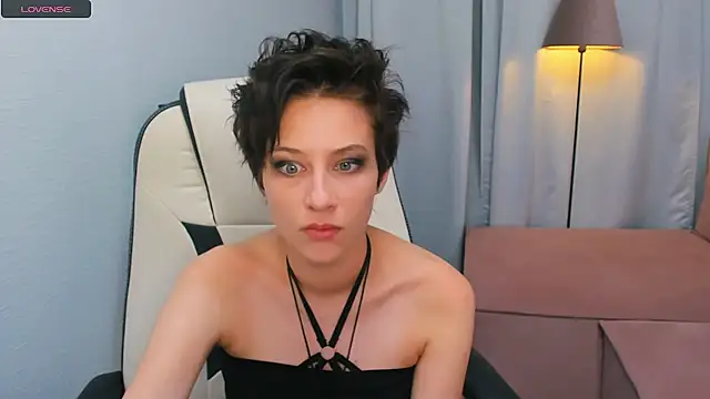 Snapshot of via_mayer_ chatting on 09/08/25, 09:58 via mayer online show from 09/08/25, 09:58